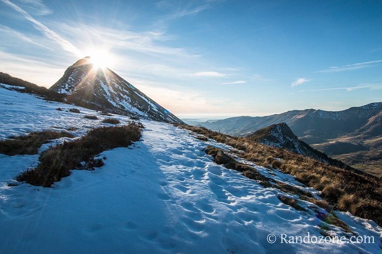 Le soleil se couche derrière le Puy Griou