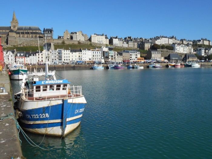 Bassin  flot devant la Haute-Ville de Granville.