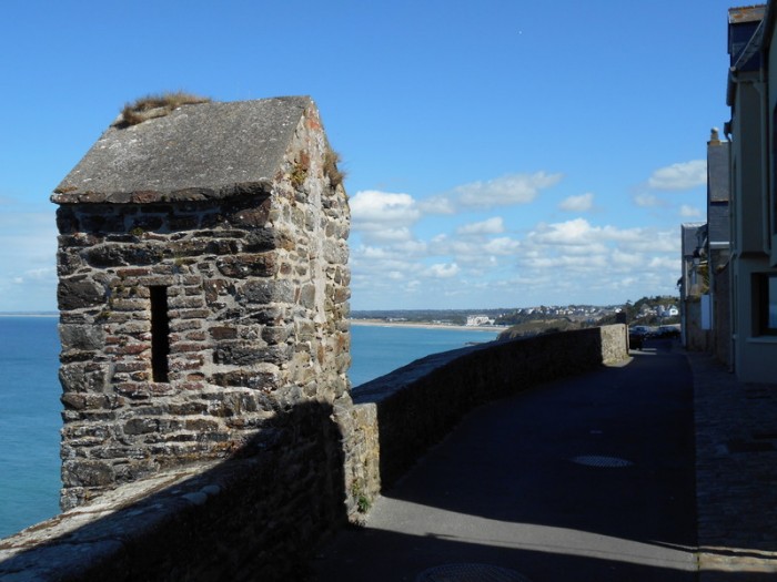 Petite chauguette sur les remparts de Granville.