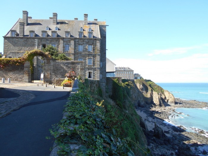 Caserne Bazeilles depuis les remparts de Granville.