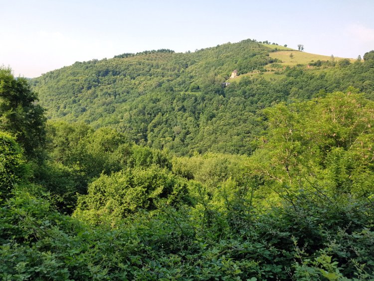 Vue sur la cascade et le village accroché Vue sur la cascade et le village accroché