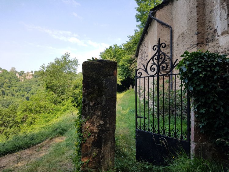 La portail de la chapelle