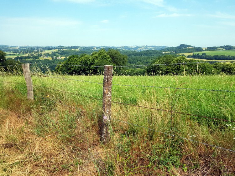 Vue vers le village accroché et la cascade Vue vers le village accroché et la cascade