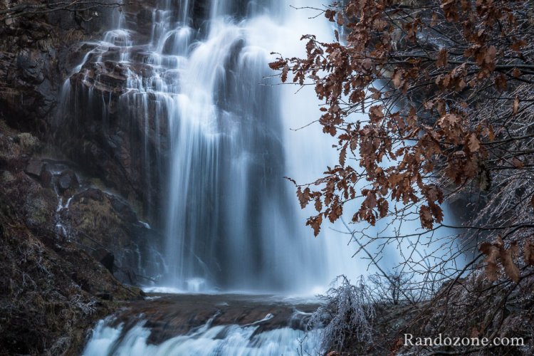 Zoom sur la cascade de Rnes