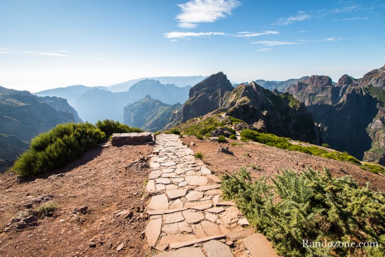 Début de la randonnée depuis le Pico do Arieiro Début de la randonnée depuis le Pico do Arieiro