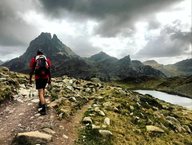 Randonne face au pic du Midi d'Ossau
