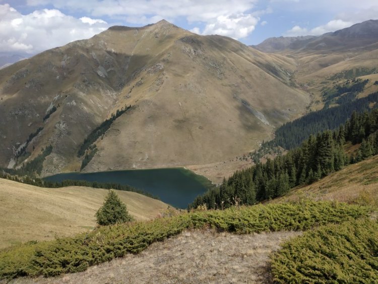 Lac de montagne au Kirghizistan