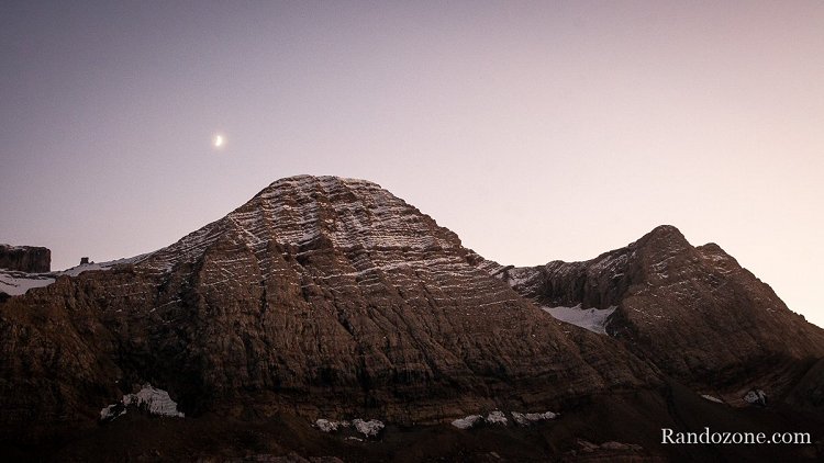 La lune se lève au dessus du Taillon
