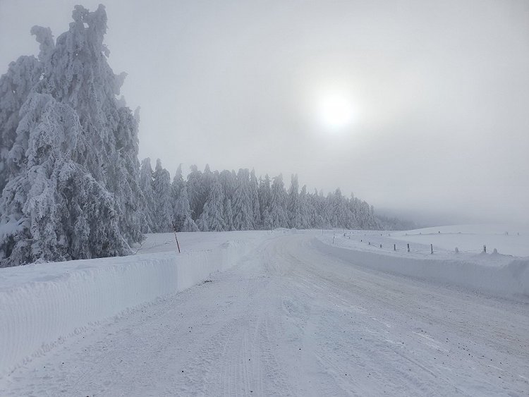 La route gelée et enneigée qui va à Laguiole