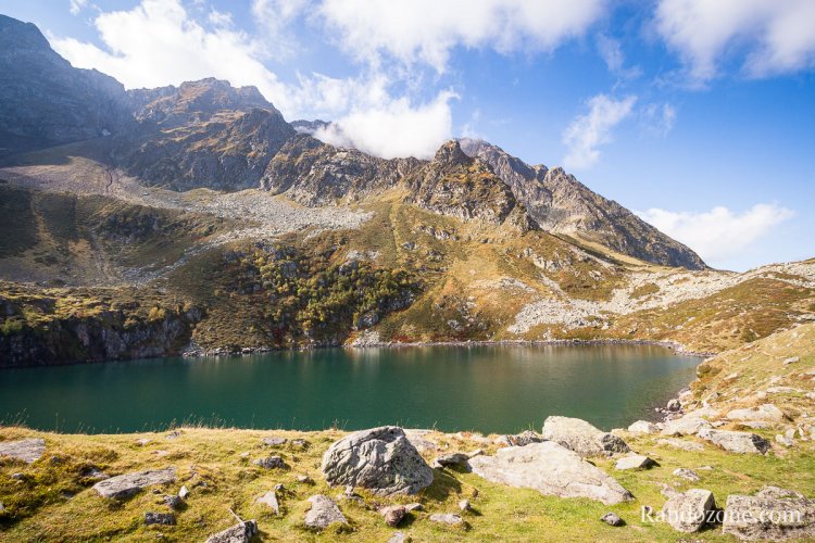 Au bord du lac de Peyrelade