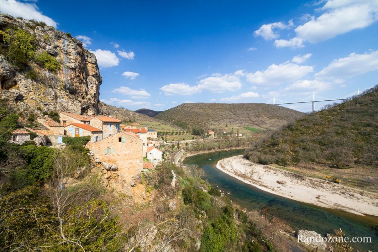 Le beau village de Peyre se trouve sur le trac du GR 736