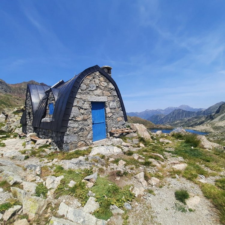 Refuge de Packe au dessus du lac du Pourtet