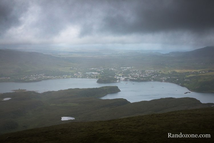 Portree sous la pluie depuis le sommet de Ben Tianavaig