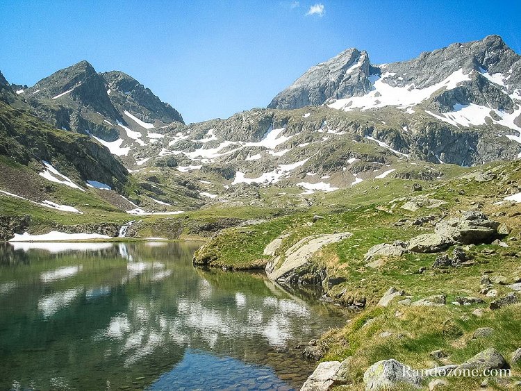 Au bord du lac d'Arratille en regardant vers le col du même nom