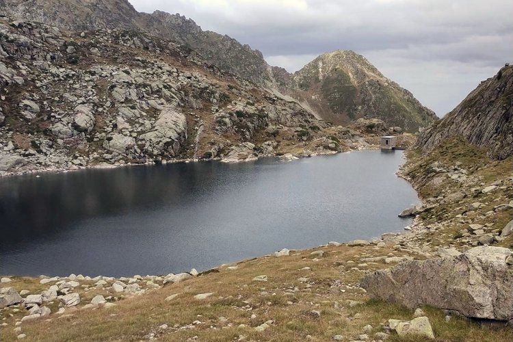 Lac de Lassiédouat dans les Pyrénées