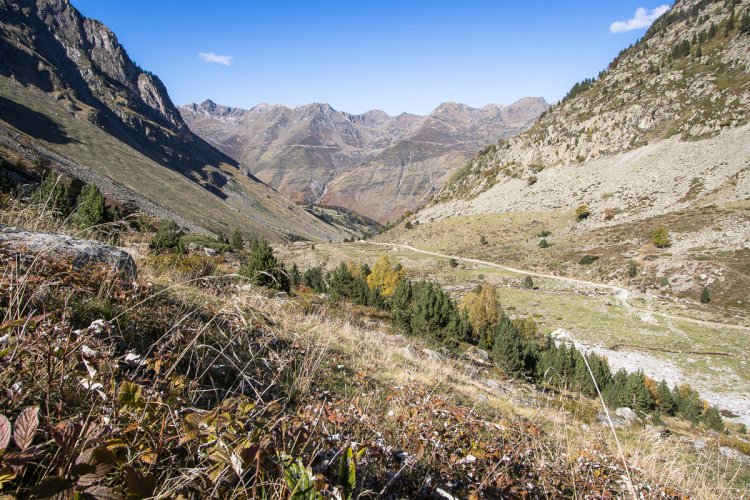 Regard vers la vallée de barèges et la piste du début de la randonnée Regard vers la vallée de barèges et la piste du début de la randonnée