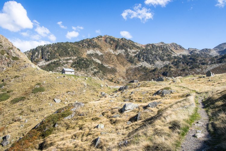 J'aperçois enfin la cabane Dets Coubous J'aperçois enfin la cabane Dets Coubous