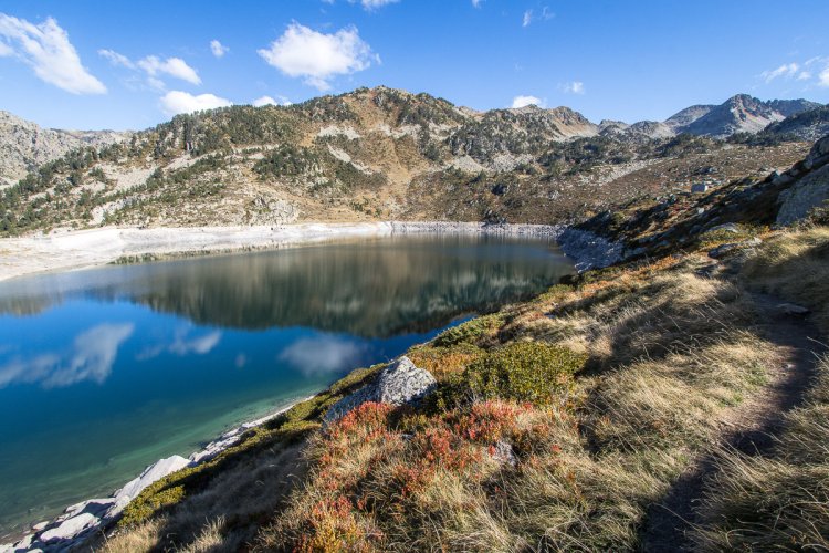 Je pars sur la droite du lac Dets Coubous pour monter vers une autre cabane Je pars sur la droite du lac Dets Coubous pour monter vers une autre cabane