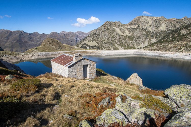 La cabane au dessus du lac Dets Coubous La cabane au dessus du lac Dets Coubous