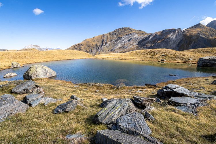 Petit lac du Cardal et ses rochers en vallée d'Ossoue Petit lac du Cardal et ses rochers en vallée d'Ossoue