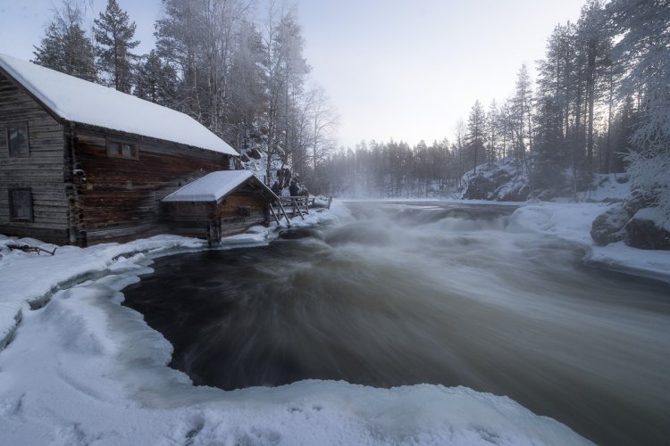 La cabane devant le pont de Myllykoski La cabane devant le pont de Myllykoski