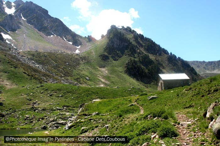 Cabane Dets Coubous devant le lac