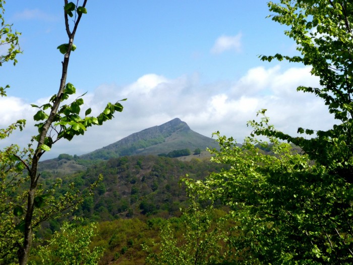 Vue sur l'Atxuria depuis de col de Lizarrieta