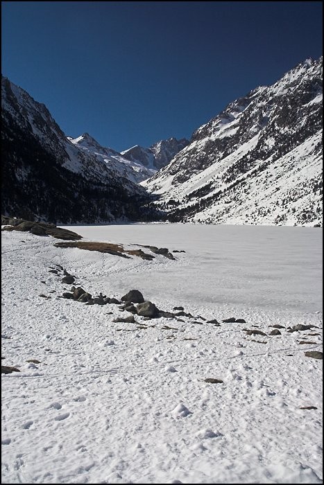 Lac de Gaube avec la neige Lac de Gaube avec la neige