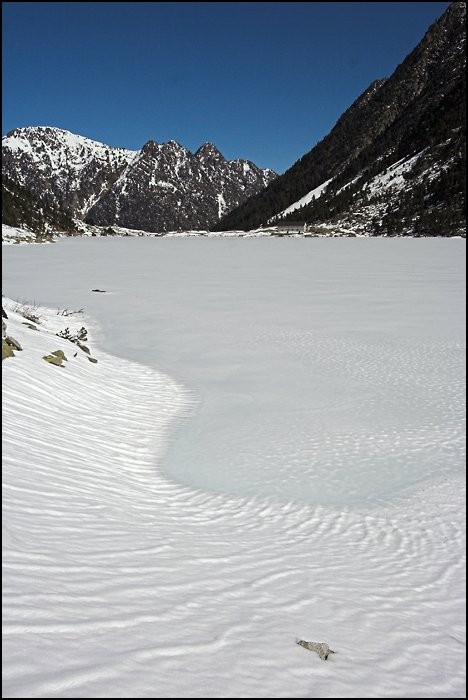 La neige recouvre le lac de Gaube