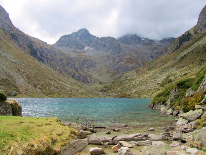 Lac d'Estom sous de gros nuages Lac d'Estom sous de gros nuages