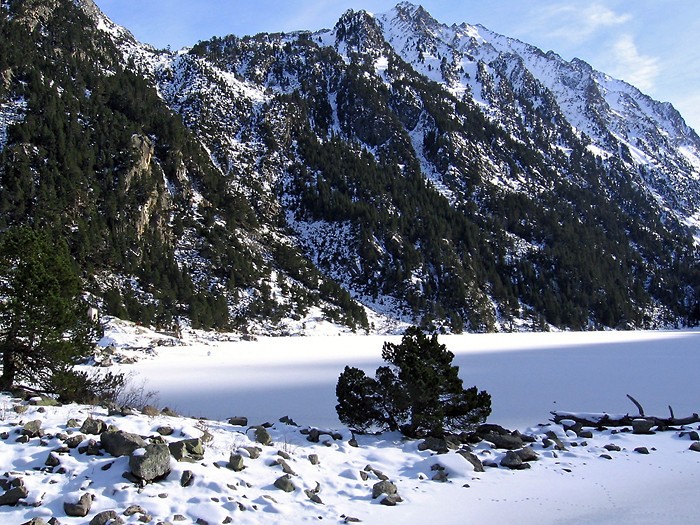 Lac de Gaube avec beaucoup de neige
