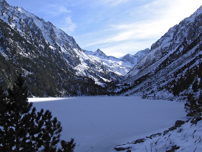 Lac de Gaube recouvert par la neige en 2010 Lac de Gaube recouvert par la neige en 2010