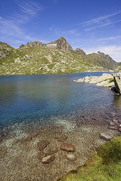 Lac et refuge de la Glre dans les Pyrnes