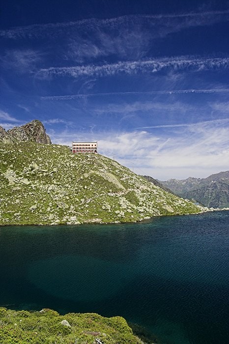 Lac et refuge de la Glère dans les Pyrénées Lac et refuge de la Glère dans les Pyrénées