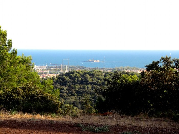 Au loin le Fort Brescou CAP D'AGDE Hrault