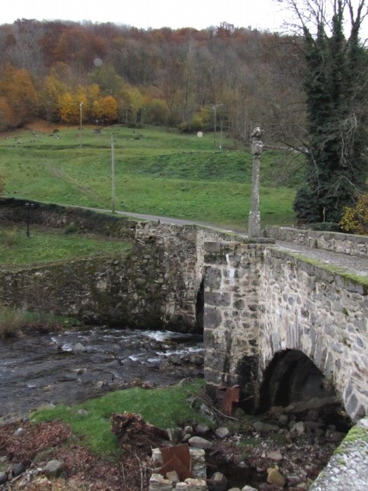 Croix du plerin sur le vieux pont de Saint Chly d'Aubrac 