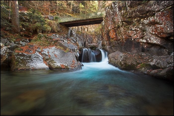 Cascade et pont sur la route du Pont d'Espagne