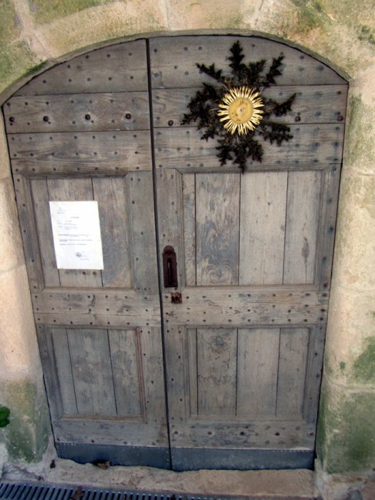 Cardabelle sur une porte du village de La Couvertoirade, Larzac