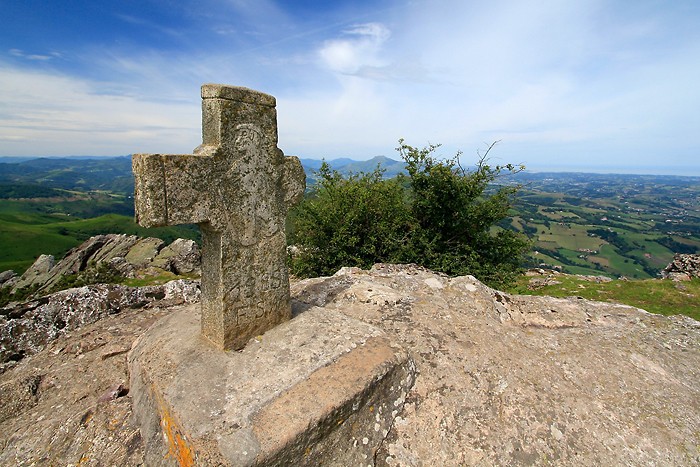 Croix au sommet du Mondarrain