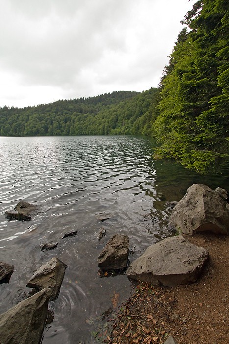 Ciel sombre au dessus du lac Pavin