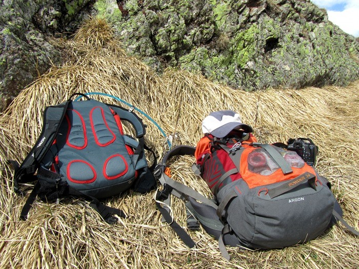 Sacs de randonne se reposants sur le plateau de Saugu