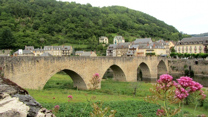 Le pont d'Estaing, sur le Lot qui coule en dessous