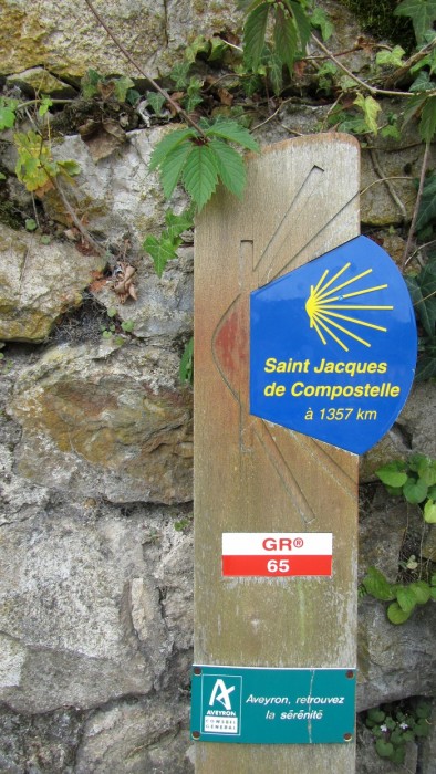 Le GR 65 de Saint Jacques de Compostelle, passant par le village d'Estaing 