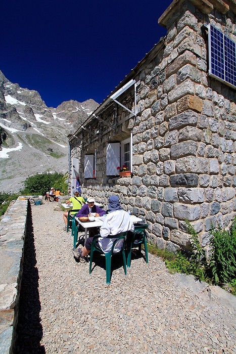La terrasse du refuge des Bans