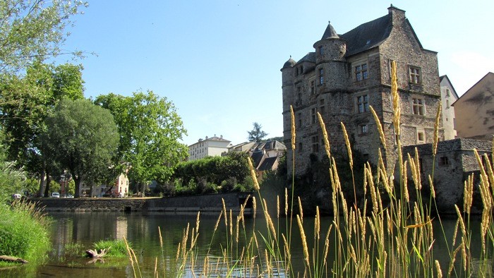 Le Vieux Palais d'Espalion, sur les rives du Lot