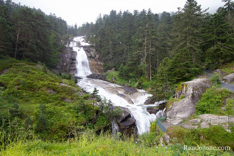 Belle cascade dans un cadre magnifique