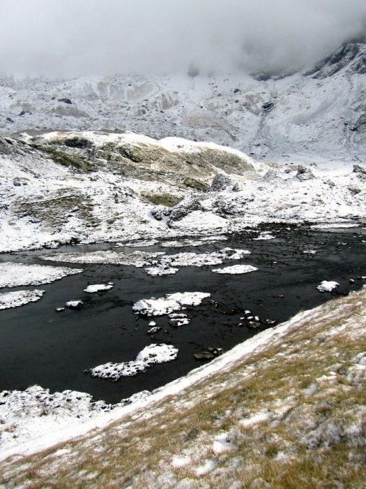 Cirque de Troumouse sous la neige et le brouillard