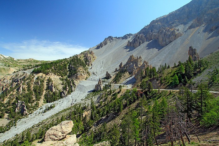 Route qui monte au col de l'Izoard