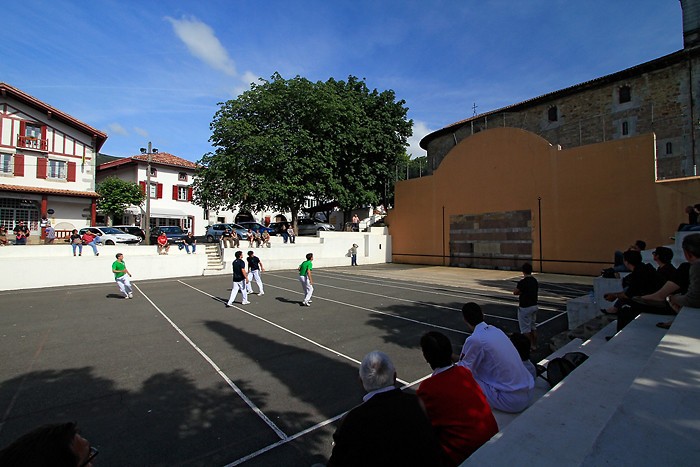 Fronton d'Ainhoa dans le Pays Basque Fronton d'Ainhoa dans le Pays Basque
