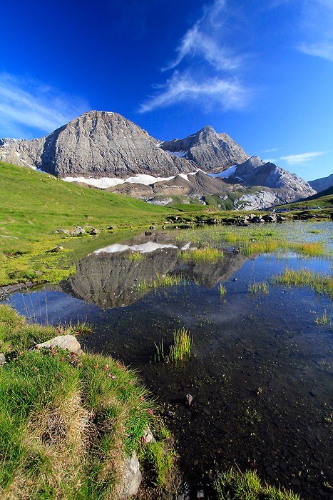 Pic du Taillon depuis le col de Tentes dans les Pyrénées Pic du Taillon depuis le col de Tentes dans les Pyrénées